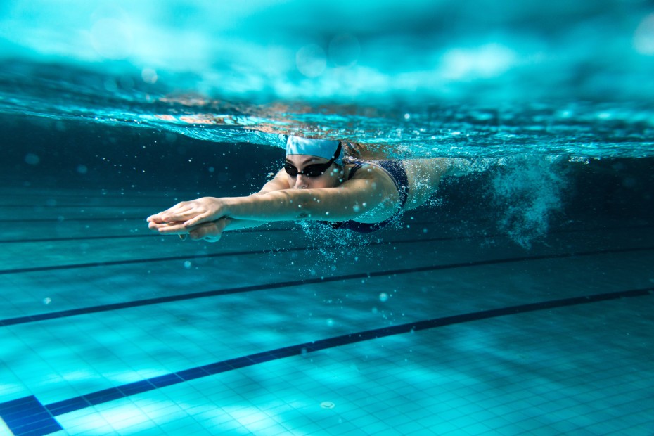 Symbolbild einer Schwimmerin in klarem Wasser